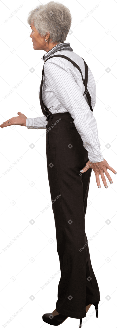 Vista lateral de una anciana en ropa de oficina extendiendo su mano