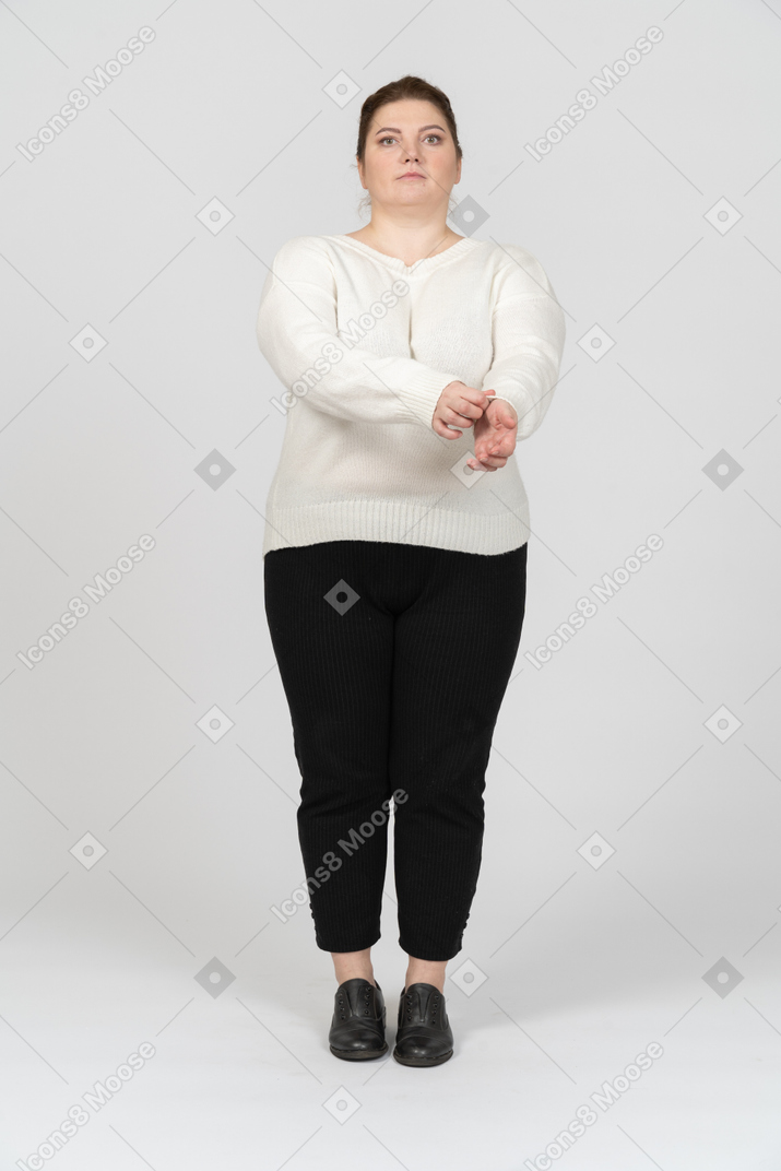 一个身着休闲服、卷起袖子的大码女人的前视图