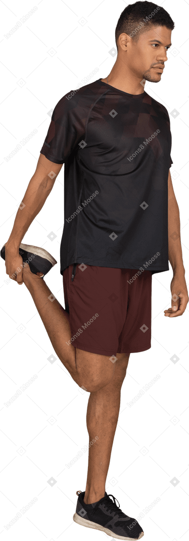 Молодой человек в спортивной одежде на растяжке