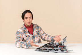 Un ragazzo asiatico geek in una camicia a scacchi