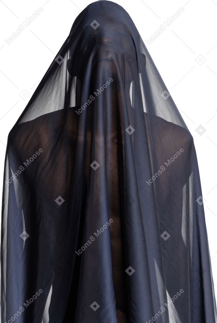 Vista frontal de un joven afro cubierto con un chal azul oscuro mientras levanta la cabeza