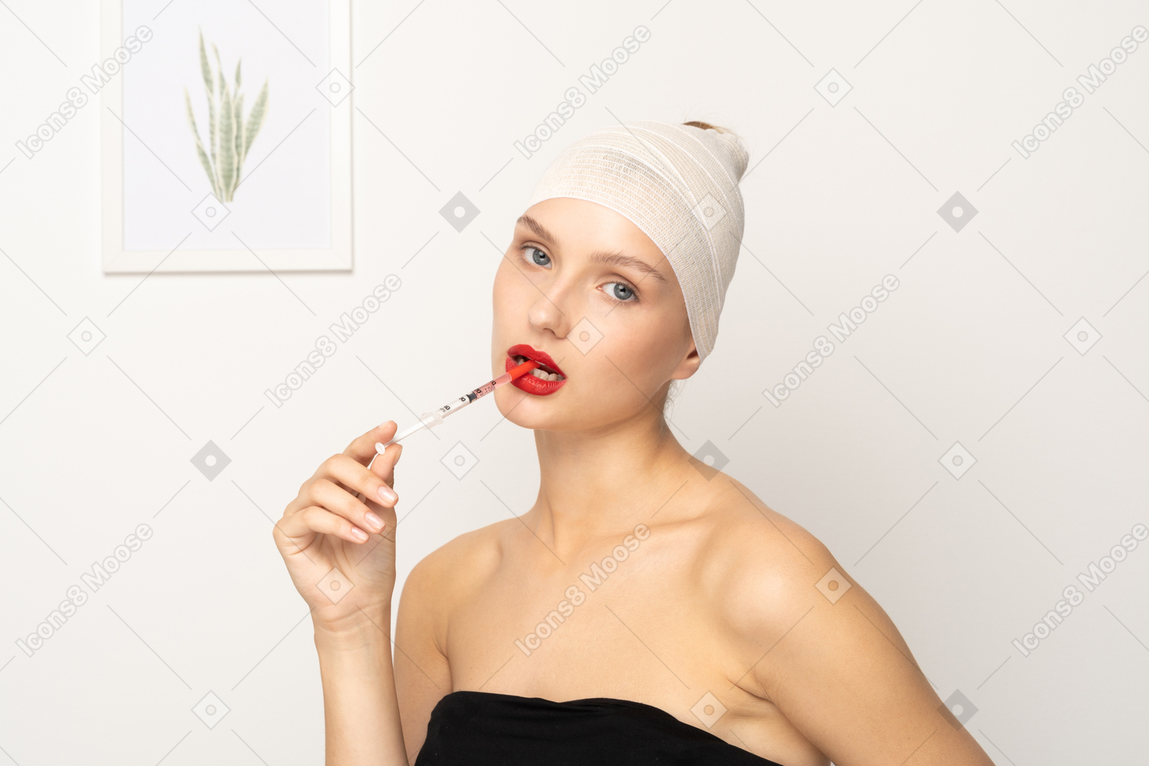 Retrato de uma jovem mulher enfiando a seringa na boca