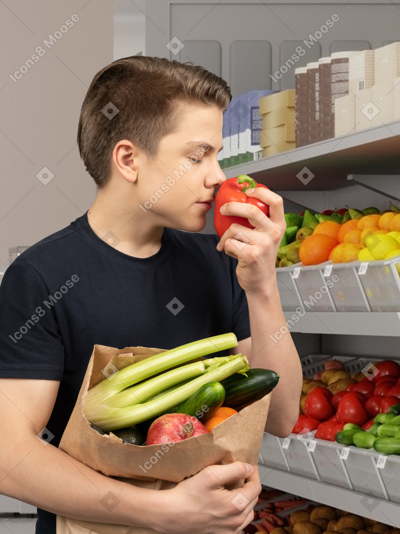 食料品の買い物をする男性