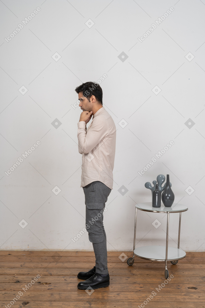 Hombre en ropa casual de pie en el perfil