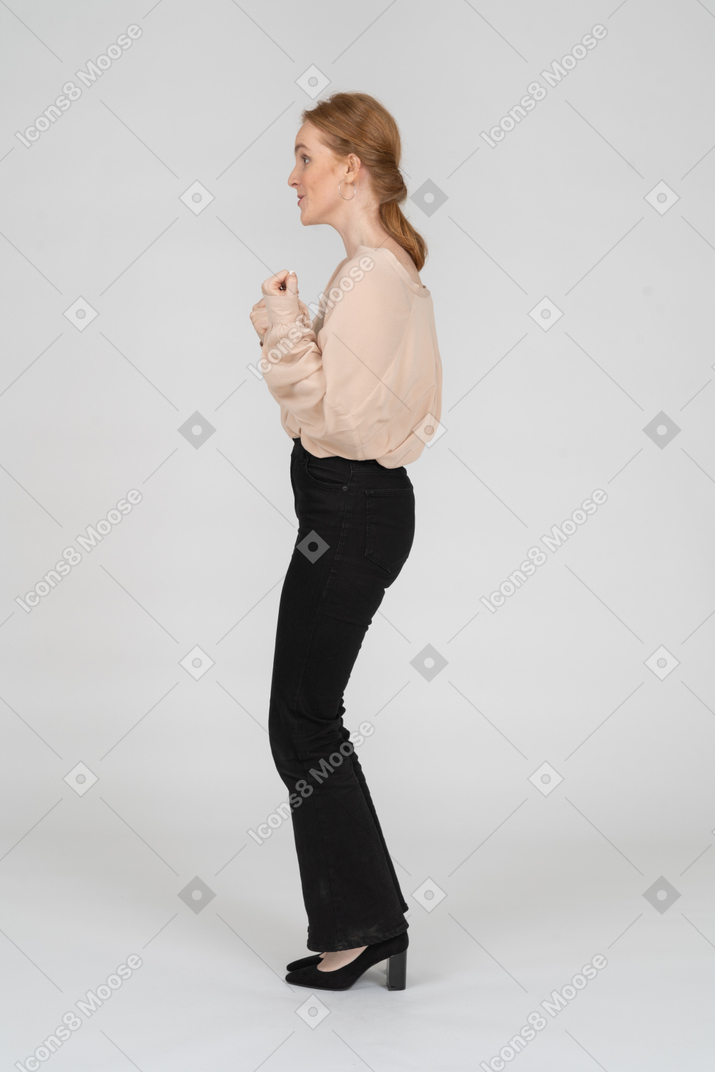 Mujer en hermosa blusa de pie