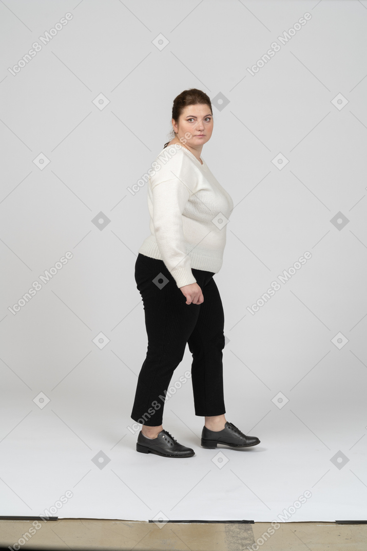 Vista lateral de mulher gordinha com roupas casuais