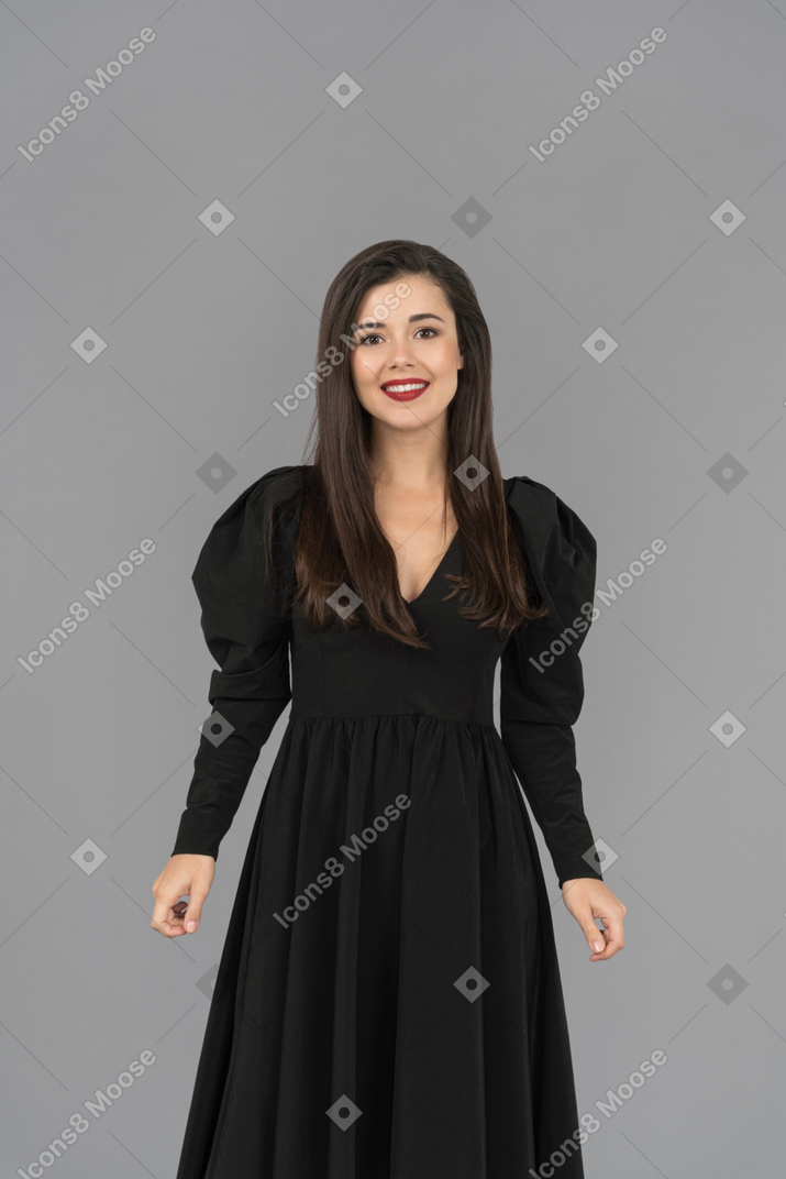 Une jeune femme souriante posant pour un appareil photo