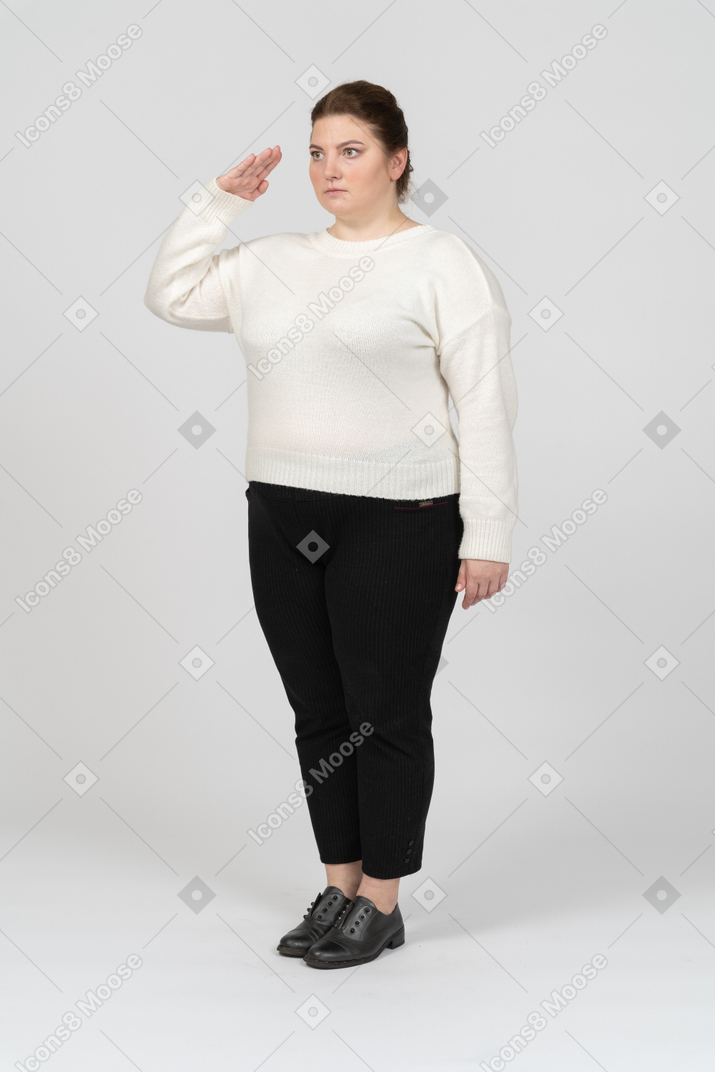Vista laterale di una donna grassoccia che saluta con la mano