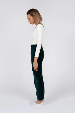 Donna in abiti casual in piedi