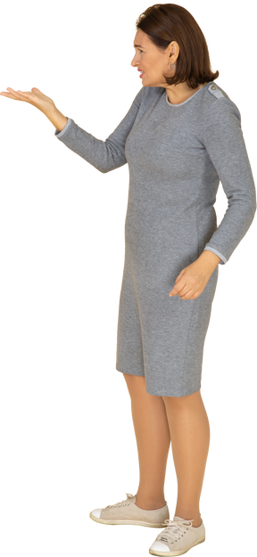 身振りで示す灰色のドレスを着た女性の側面図