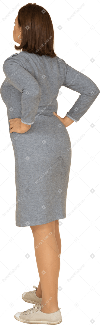 一个穿着灰色裙子的女人的后视图