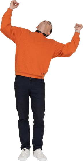 オレンジ色のスウェットシャツのダンスの若い男