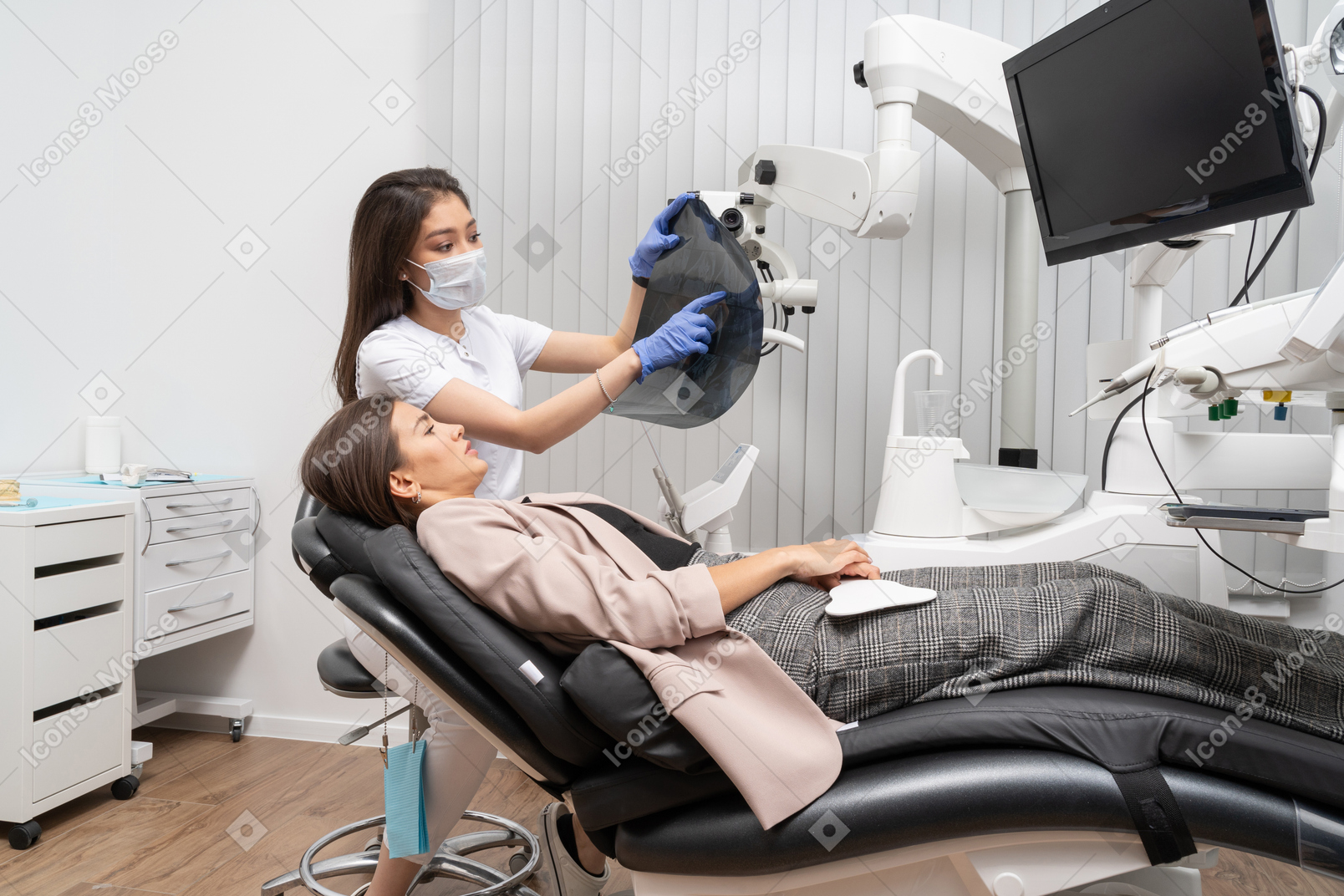 여성 치과 의사의 전체 길이와 그녀의 환자가 엑스레이를보고