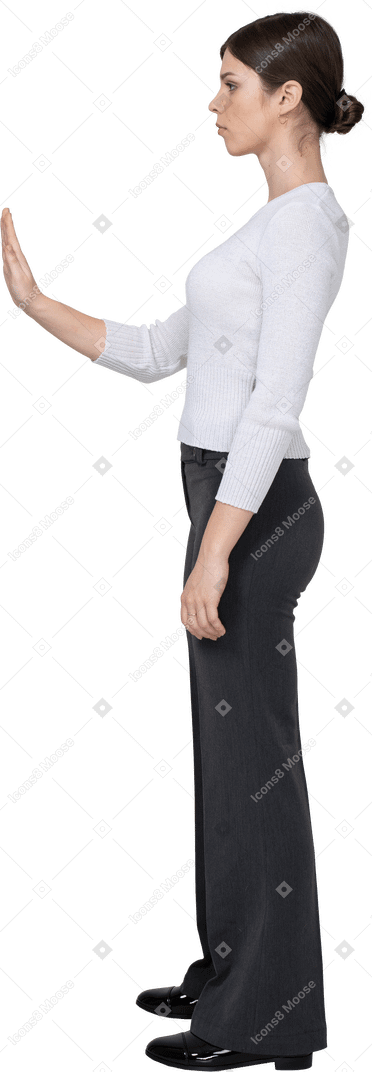 Vista lateral de una mujer joven en ropa de oficina extendiendo la mano
