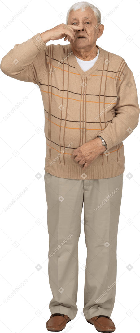 鼻に触れるカジュアルな服装の老人の正面図