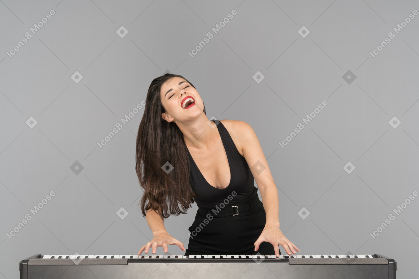 Una mujer joven feliz disfrutando tocando el piano