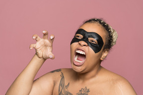 Mulher afro-americana gorda assustando os outros