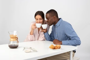 El café sabe mejor si lo llevo contigo