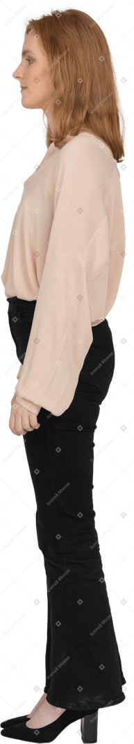 Mujer en hermosa blusa de pie