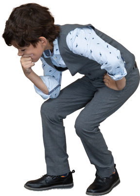 Vista lateral de un chico pensativo con traje gris en cuclillas