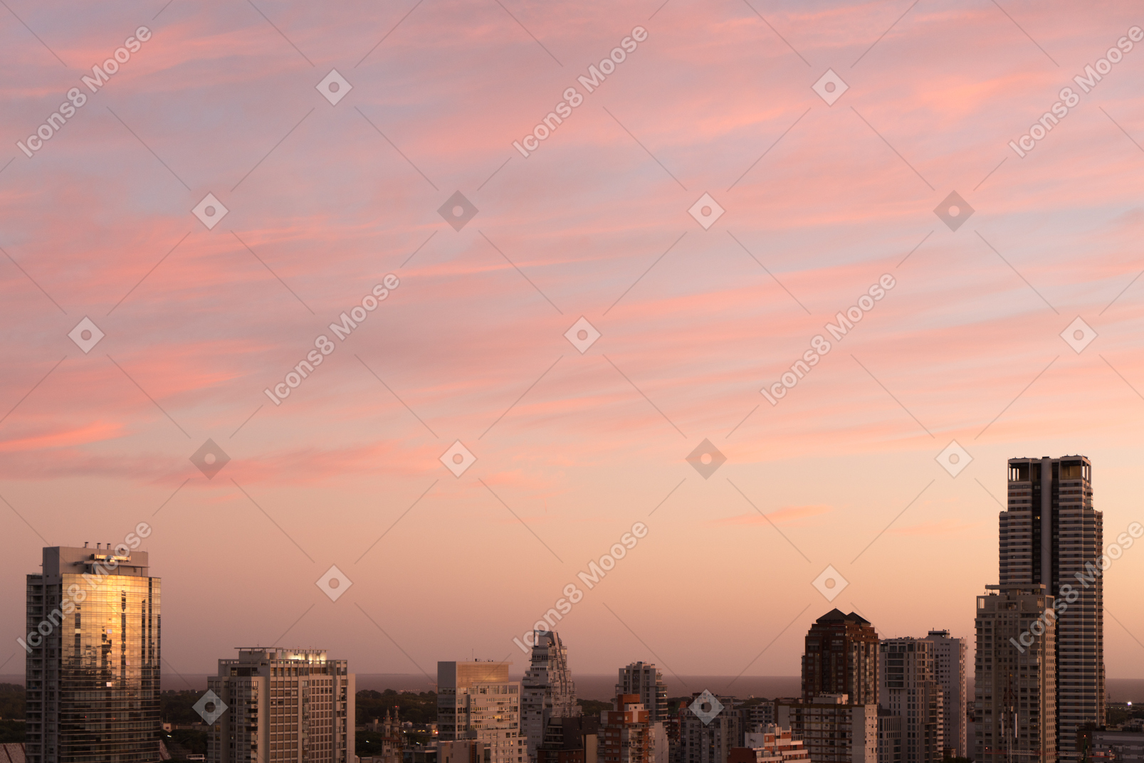 La vista de la ciudad al amanecer rosa