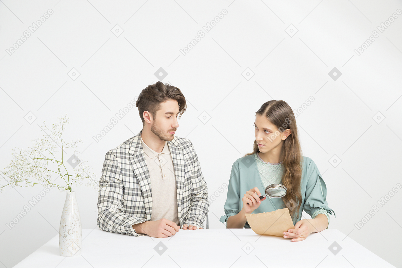 夫妻坐在桌前和调查一篇论文