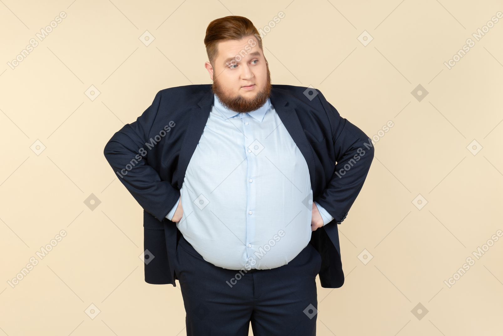 Junger übergewichtiger mann mit händen auf beiden seiten stehen und gerne etwas nicht verstehen