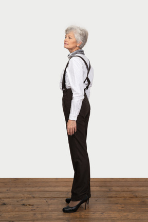 Vue latérale d'une femme d'affaires debout avec les bras sur les côtés