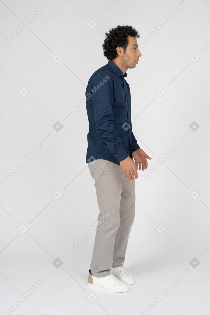 Mann in freizeitkleidung, der im profil steht