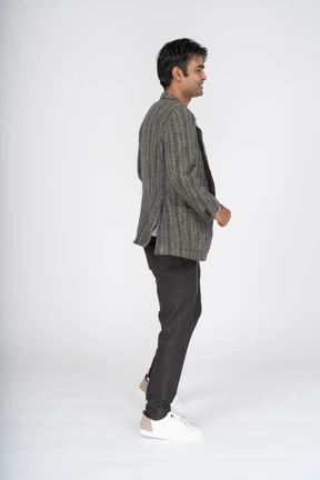 Hombre en traje bailando