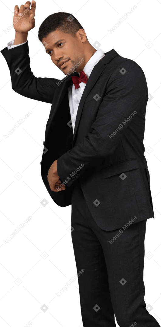 Homem de terno preto posando