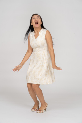 Mujer con vestido blanco bailando