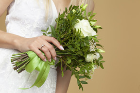 Bellissimo bouquet da sposa di fiori bianchi