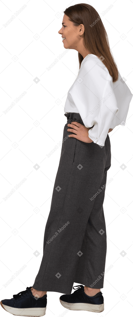 Vista laterale di una giovane donna confusa in abiti da ufficio che mette le mani sui fianchi