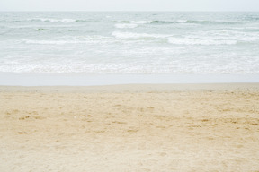 Strand und wasserwellen