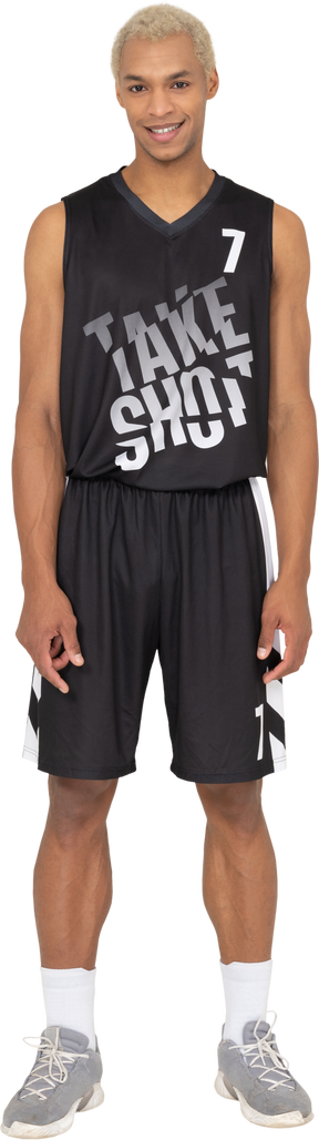 じっと立っている笑顔の若い男性バスケットボール選手の正面図