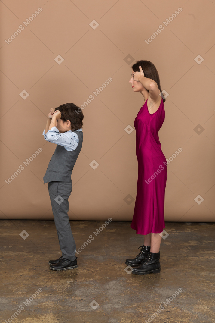 Niño y mujer abriendo los ojos