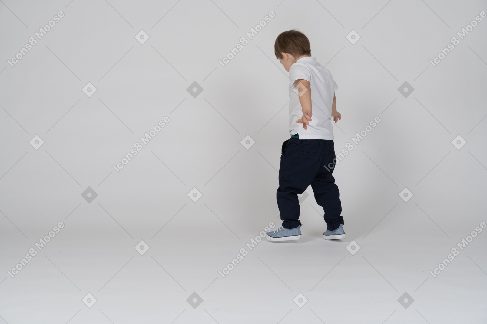 Vista traseira de uma criança andando por aí