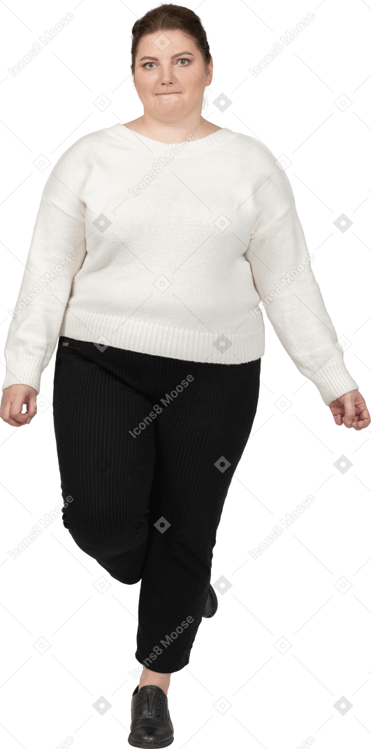 Mulher plus size em suéter branco mordendo o lábio
