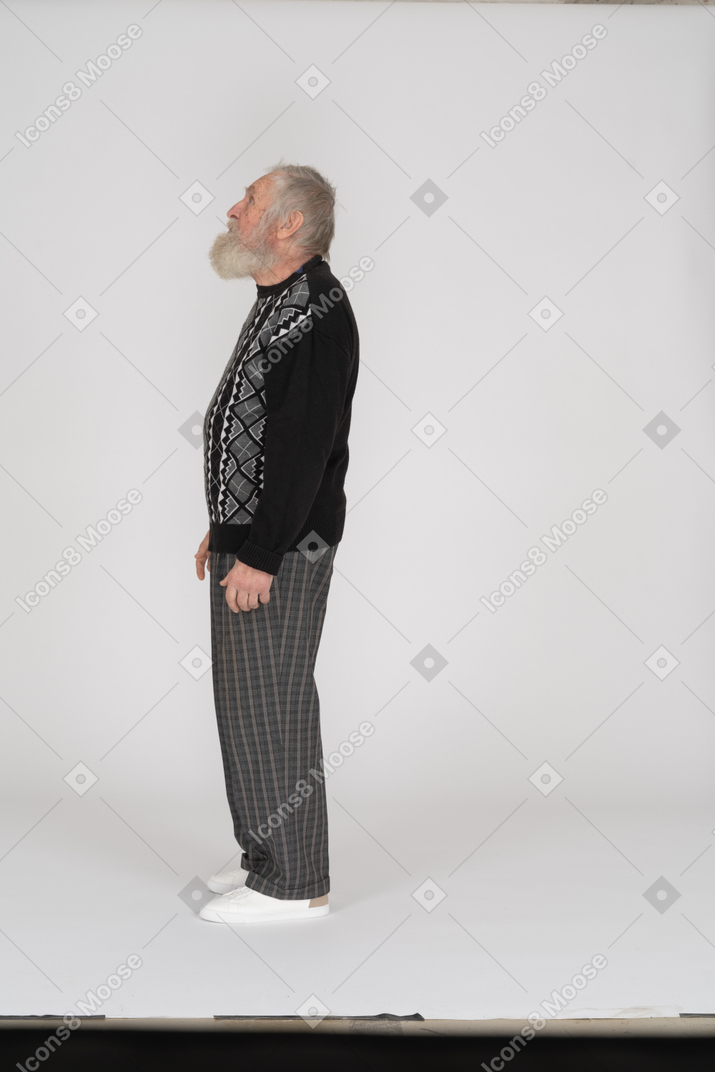 Uomo anziano in piedi e alzando lo sguardo
