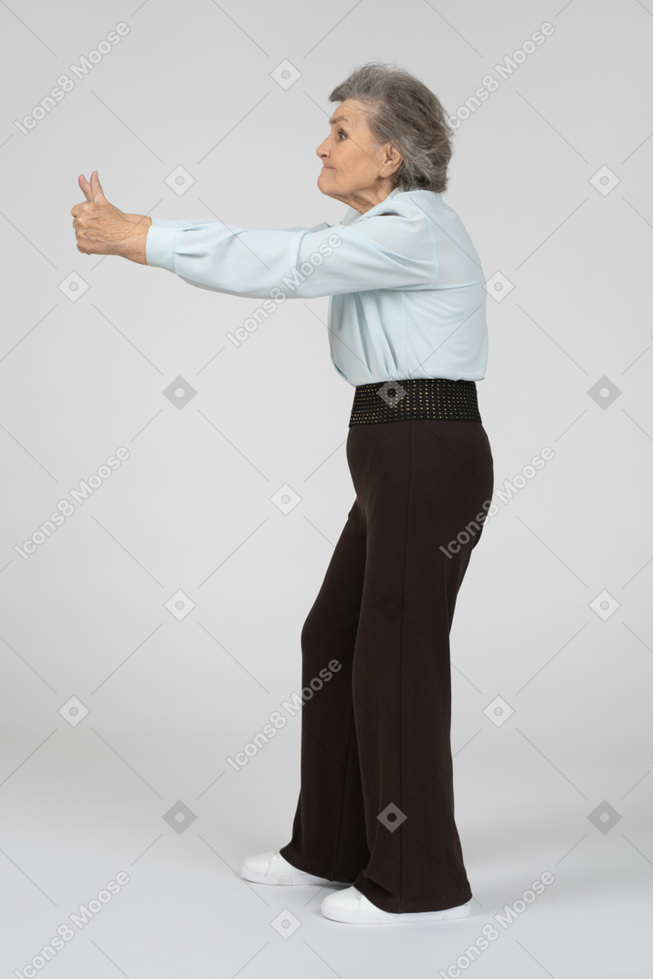 Anciana dando pulgares arriba