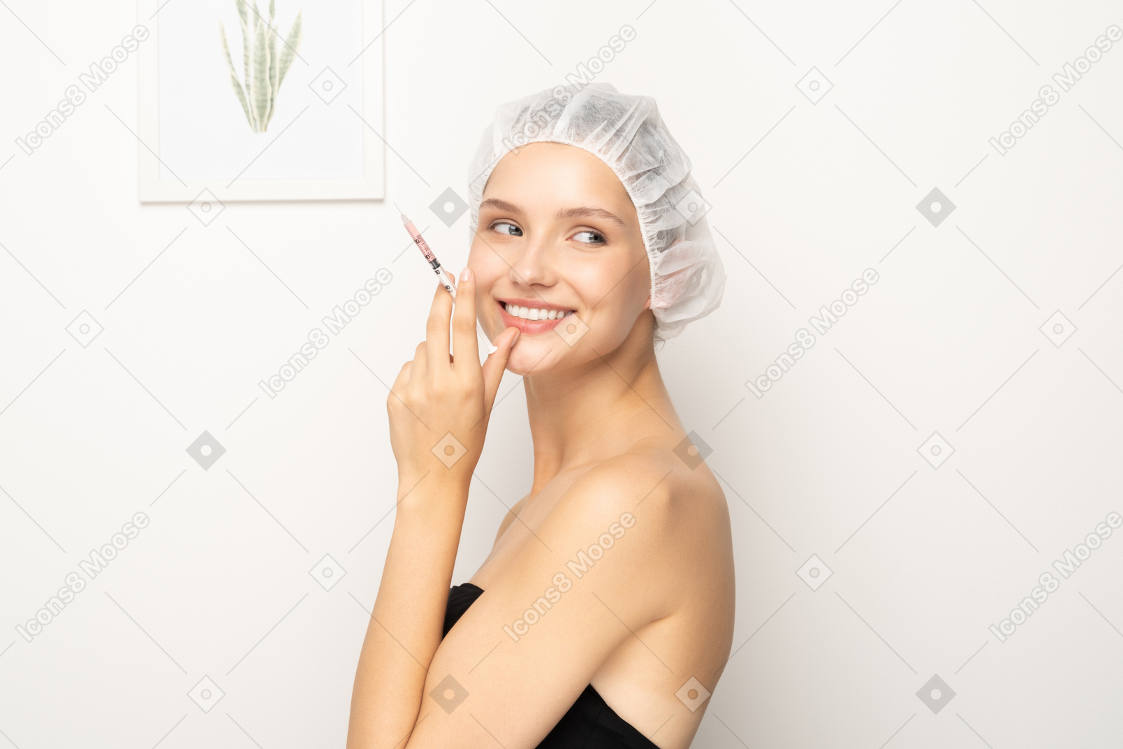 Femme souriante avec seringue