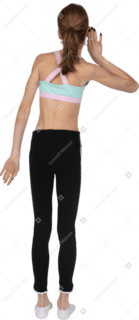 Vista traseira de uma adolescente em roupas esportivas inclinando-se para o lado enquanto ouve algo