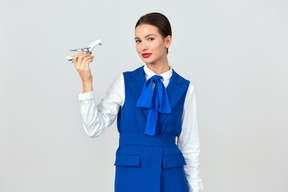 Schöne flugbegleiterin in blauer uniform