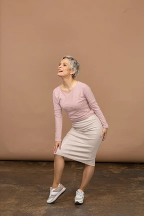 Front view of a woman in casual clothes touching her knee