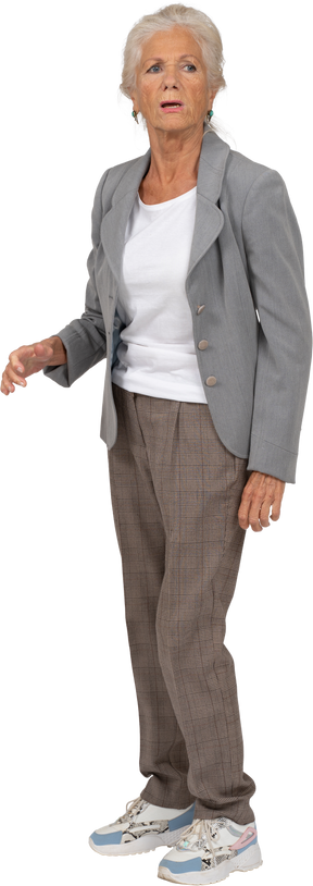 Vista lateral de una anciana impresionada en traje