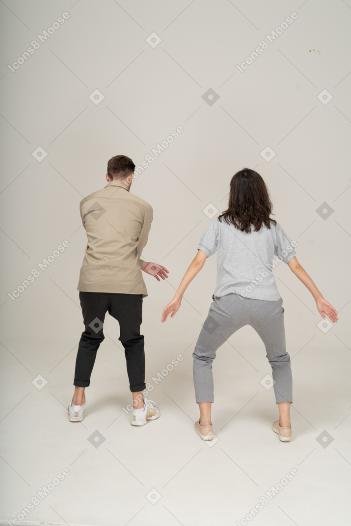 若いカップルのダンスの背面図