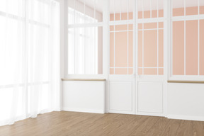 Habitación con puertas francesas, ventanas grandes y cortinas transparentes