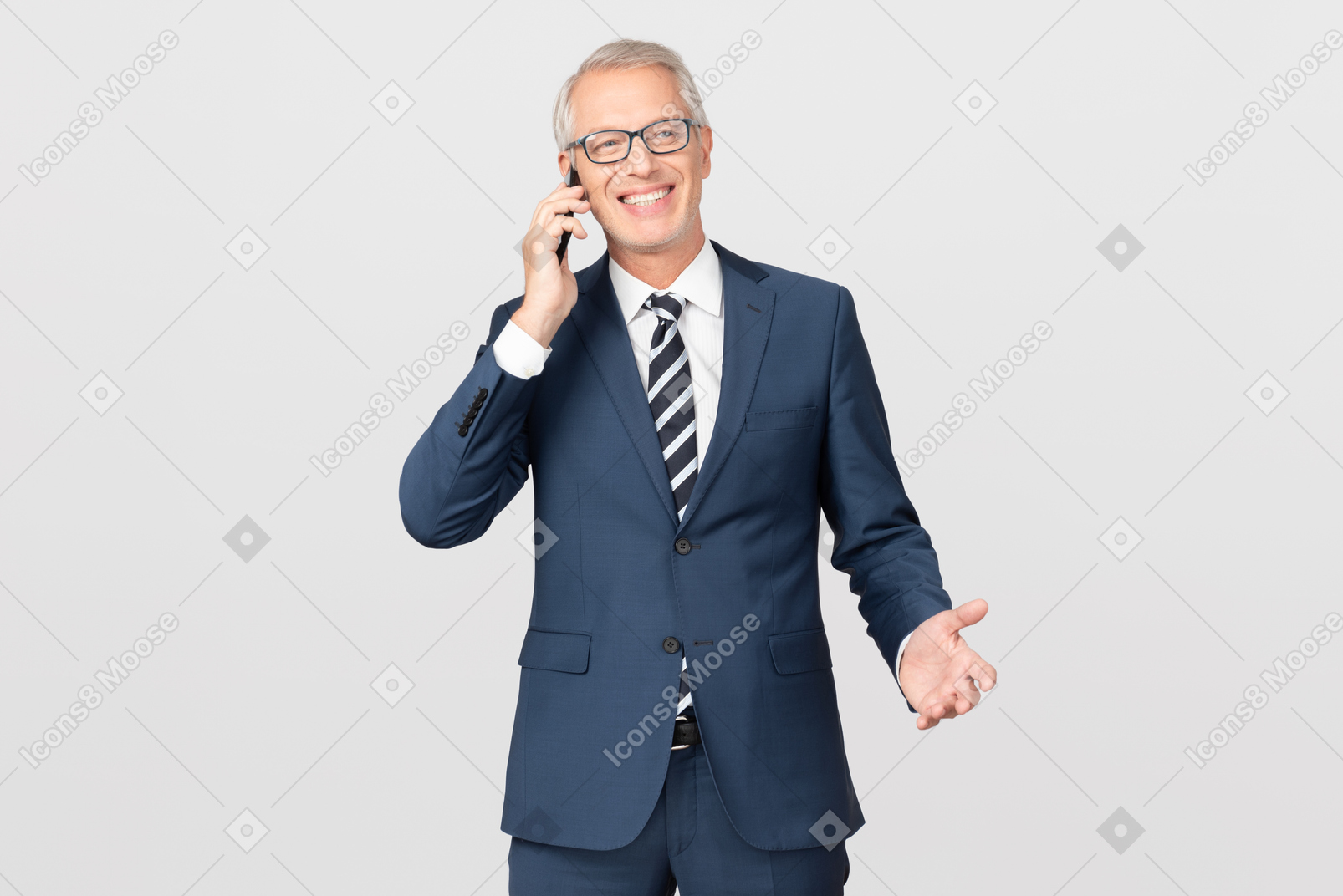 Элегантный мужчина средних лет разговаривает по телефону