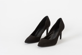 Un coup trois quarts avant d'une paire de talons hauts noirs stiletto